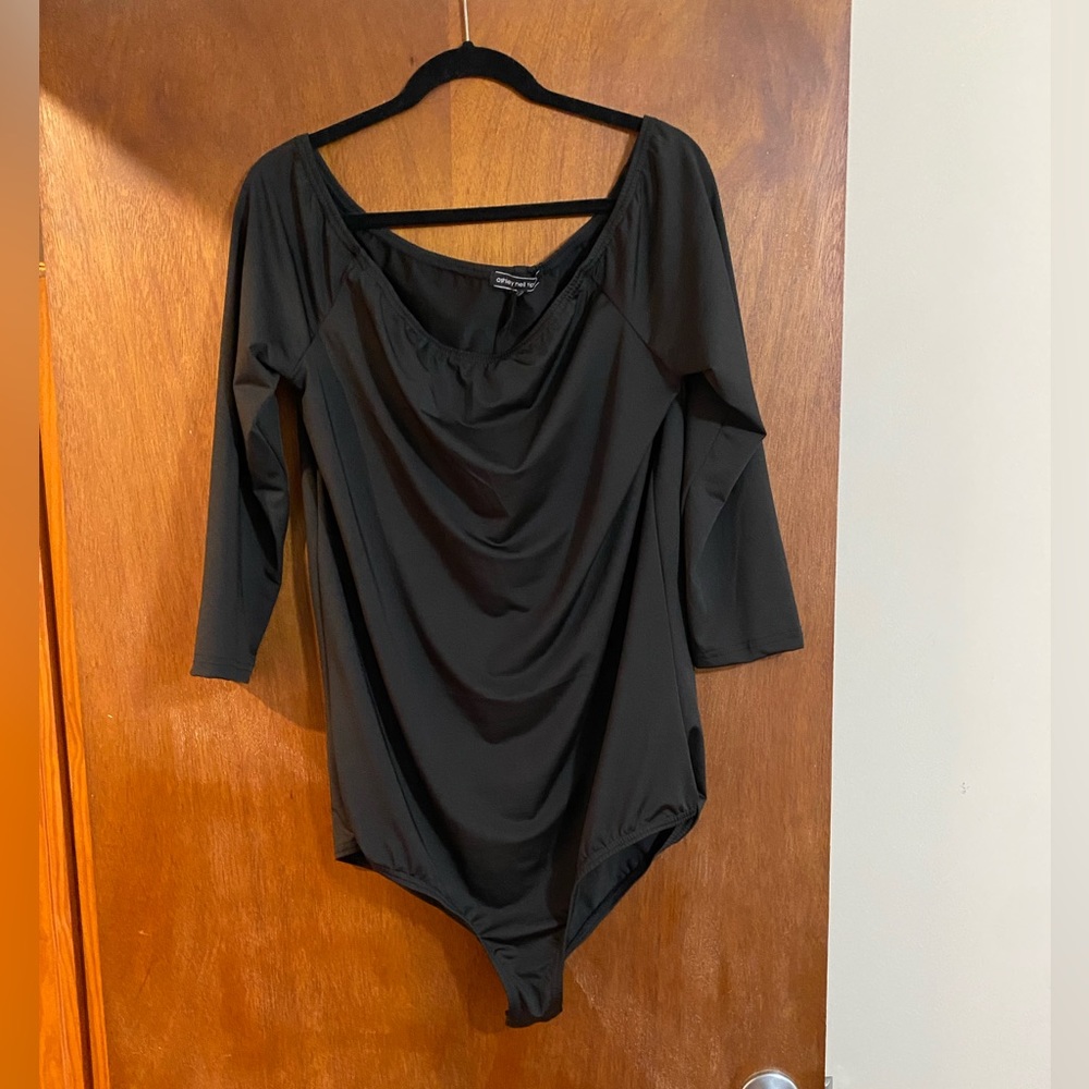 3/4 sleeves off should black body suit -1x Ashley Nell Tipton